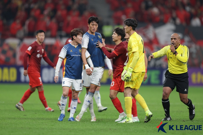 "이게 축구야?" 변함없는 中 축구의 민낯…안면킥으로 퇴장→이정효 광분→…