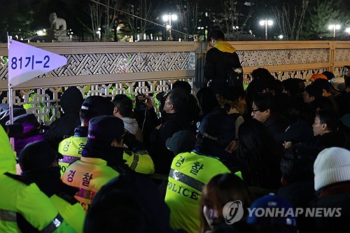 용산 '대기지시'에 30분만의 국회 포위…경찰, 정말 몰랐나