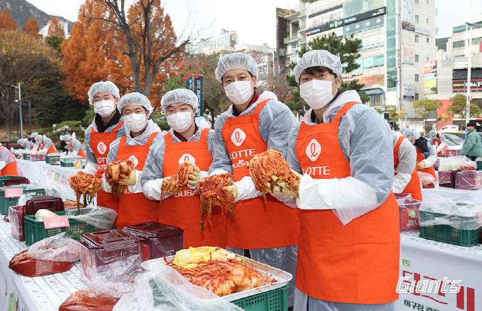 '장발 아닌 마무리→사직 카리나까지' 롯데, 올해도 1만포기 김장 완성