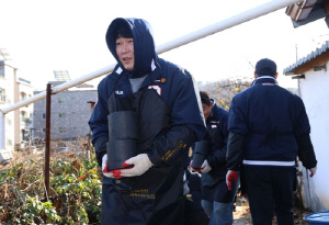 프로야구 두산, 팬과 함께 소외계층 위해 연탄 5천장 배달