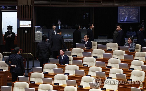 '탄핵 표결 불참' 후폭풍…與의원들, 문자폭탄에 '곤혹'