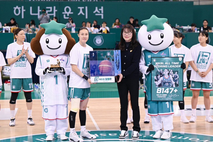 하나은행, KB스타즈 꺾으며 '캡틴' 김정은을 위한 축제 마음껏 즐겼다