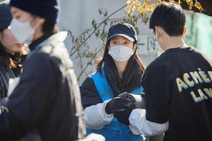 조인성→한지민, 올해도 나섰다…'사랑의 연탄나눔 봉사' 3600장 기부