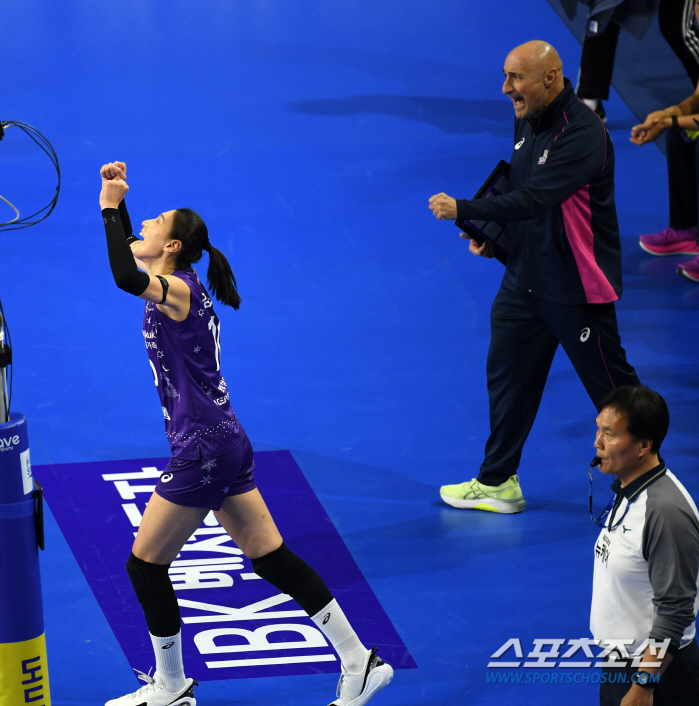 '엄지척 김연경' 최소 경기 5000득점·구단 최다 14연승 달성...'…