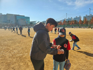 깜짝 재능기부 나선 롯데 김진욱…유소년 야구경기서 심판 변신