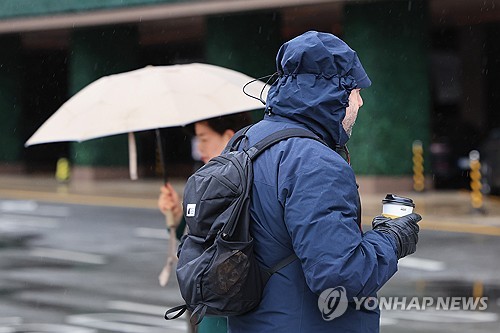 전국 곳곳에 비 또는 눈…아침 기온 영하권