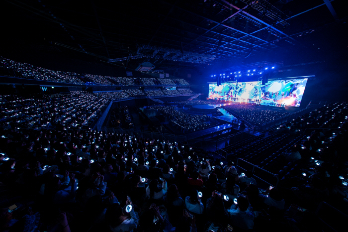 보이넥스트도어, 데뷔 첫 콘서트 문 제대로 열었다…"기다렸던 '노크 온'…