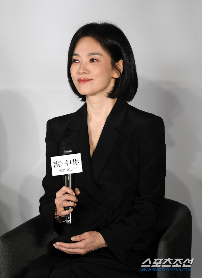 '검은 수녀들' 송혜교 "'더 글로리'로 너무 큰 사랑 받아, 차기작 선…