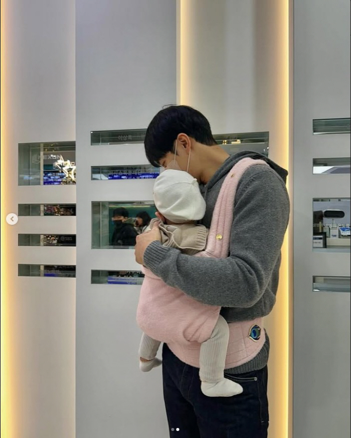 '이다인♥' 이승기, 10개월 딸 안고 세상 행복 "건강하고 행복하기를"