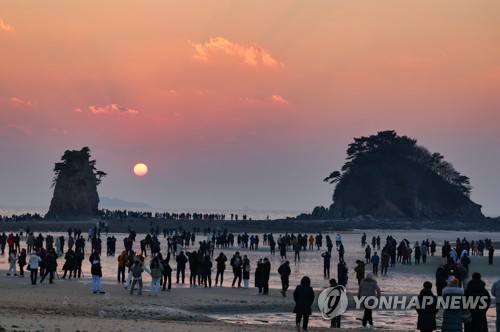 "충남 서해안에서 올해 시름 날리고 새해 희망을"