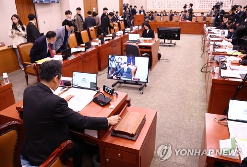 'AI교과서는 교과서 아닌 교육자료' 법안, 野주도로 법사위 통과