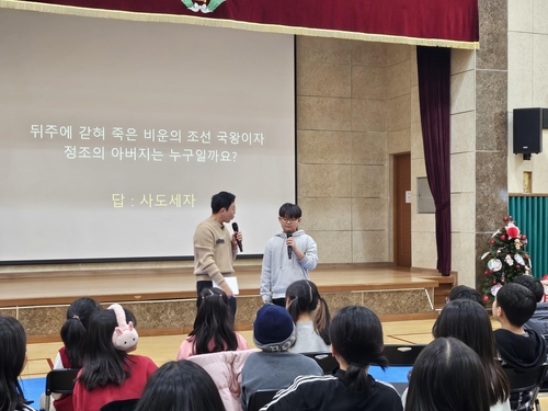 한국사 강사 설민석, 구례 작은학교 깜짝 방문…도서 기부