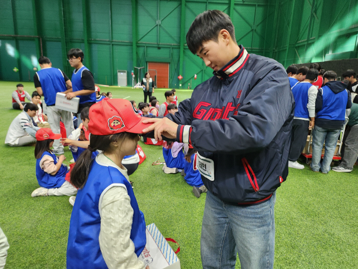 롯데 새내기 17人 총출동! 2000만원 기부→전시회 관람→미니운동회까지…