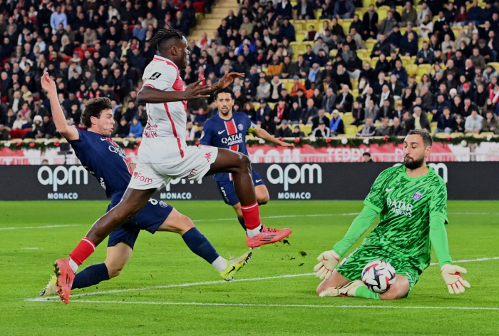 '무모한 플레이'→'아찔한 안면 부상' PSG 돈나룸마 충격, 상대 스터…