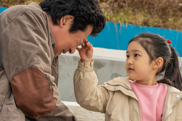 "눈웃음이 이효리급"…'대가족' 김윤석, 스윗한 손주바보 등극