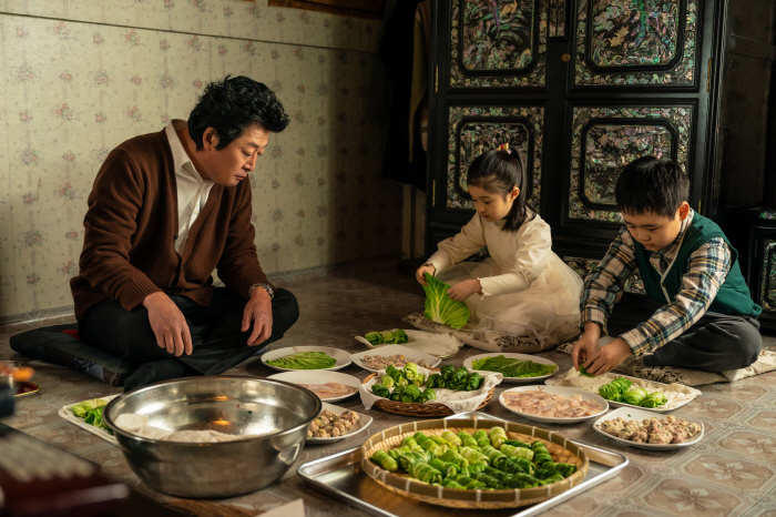 "눈웃음이 이효리급"…'대가족' 김윤석, 스윗한 손주바보 등극