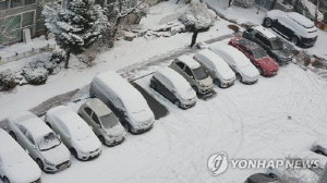 동짓날 내린 눈에 강원지역서 눈길 사고 잇따라…항공기 결항도(종합)