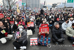 응원봉과 태극기 두쪽 난 광화문…