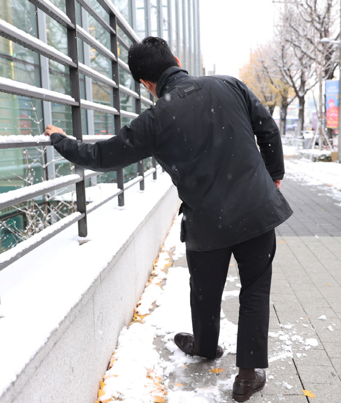 골다공증 환자 '빙판길 낙상' 주의…고관절 골절 방치땐 2년 내 치명률 …