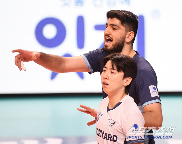 '뒤끝 작렬' 레오, 경기 이기고도 악수 거부...알리와의 레드카드 신경…