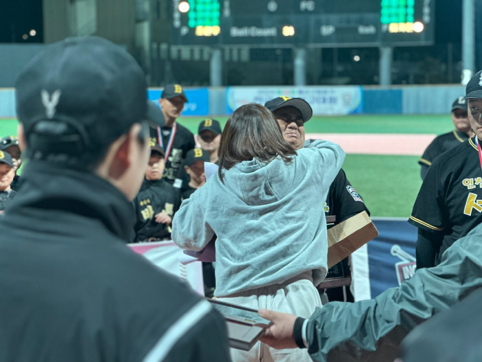 "캐치볼이 전부" 현역 시절 '로봇 외야수', 꿈나무에 심은 바른야구 철…