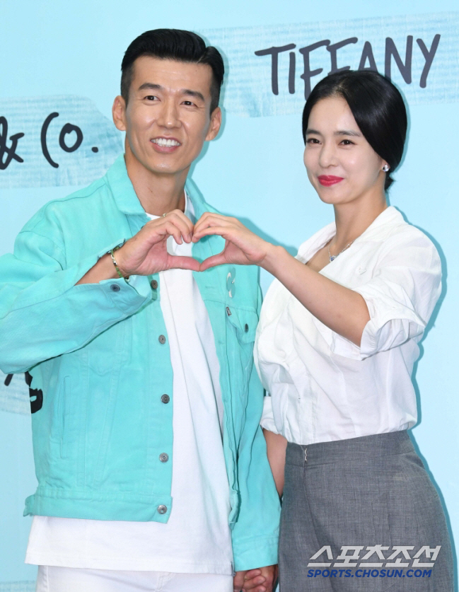 '결혼 20주년' 션, ♥정혜영과 깨가 쏟아지네…"내가 좋아하는 공간? 혜영이 옆!" ('홈즈')