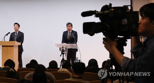 김용현 변호인단 기자회견 제한에 취재진 항의…경찰 출동