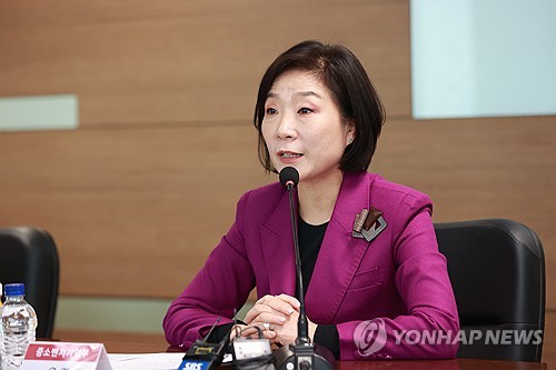 오영주 중기장관 "공공기관이 앞장서 소비 진작에 동참해달라"