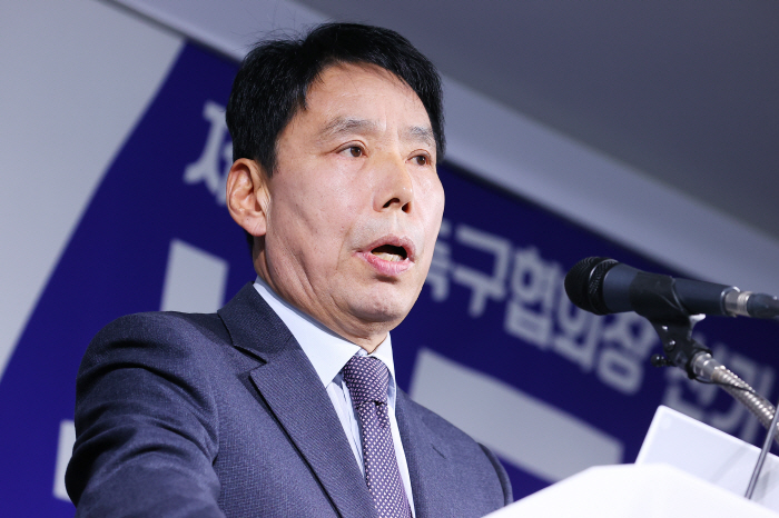 'KFA 회장 선거 출마' 신문선 교수 "허정무 후보와 단일화, 시간 갖…