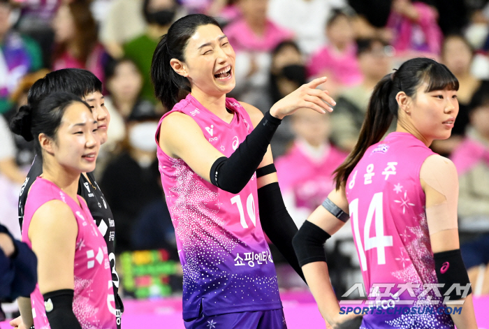 '마스크는 왜 썼어?' 김연경, 팀 옮긴 옛 캡틴 만나 호기심 폭발[인천…