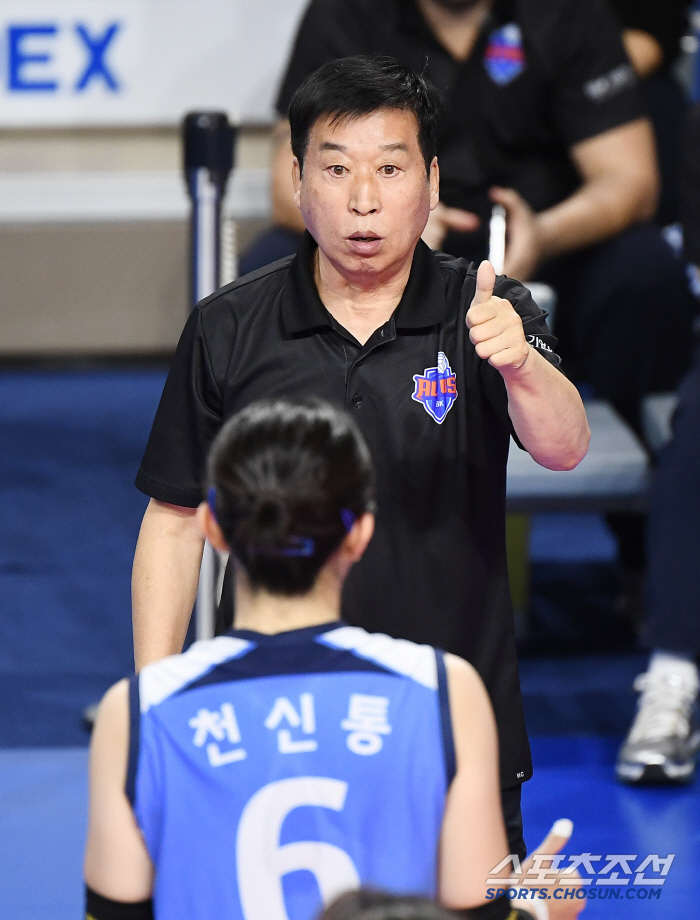 "왜 저쪽 안 줬어" "줬는데요?" 호랑이 감독과 '아쿼' 세터의 흥미진…