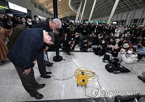 [제주항공 참사] 애경 책임론에 '불매운동' 조짐·주가도 급락