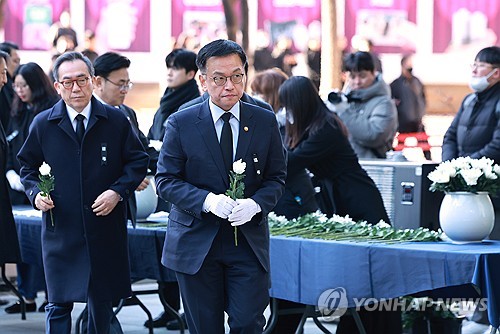 崔대행 "국민화합·통합 힘쓰겠다…여야·사회 각계 깊이 소통"