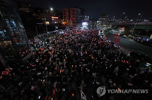 밤까지 이어진 尹관저 앞 집회…