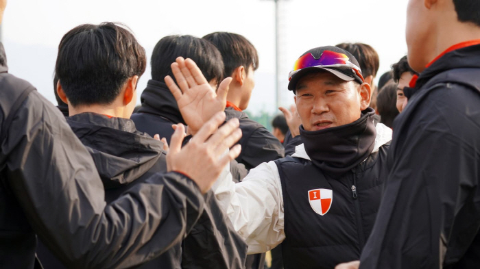 '확 바꿨다' 부산의 공격적 선수단-코치진 개편 눈에띄네...신규 전력 …