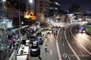 윤 대통령 체포영장 집행 임박…한남동 관저 앞 긴장 고조