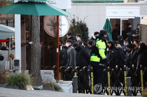 공수처, 영장 집행 못하고 군부대 대치…관저 내 수방사 추정