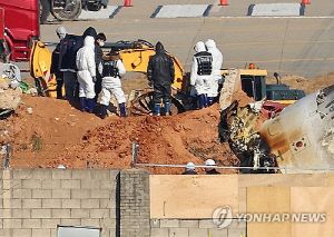 제주항공 참사 원인 규명 열쇠 '엔진' 주목…둔덕 흙더미 파묻혀