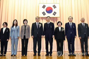 '8인 체제' 헌재 6일 첫 재판관 회의…尹측, 첫 답변서 제출