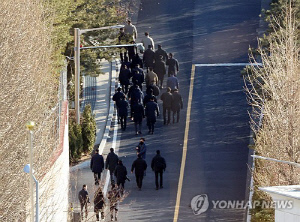 공수처, 경호처와 오전 내내 尹체포 대치…경호처장 