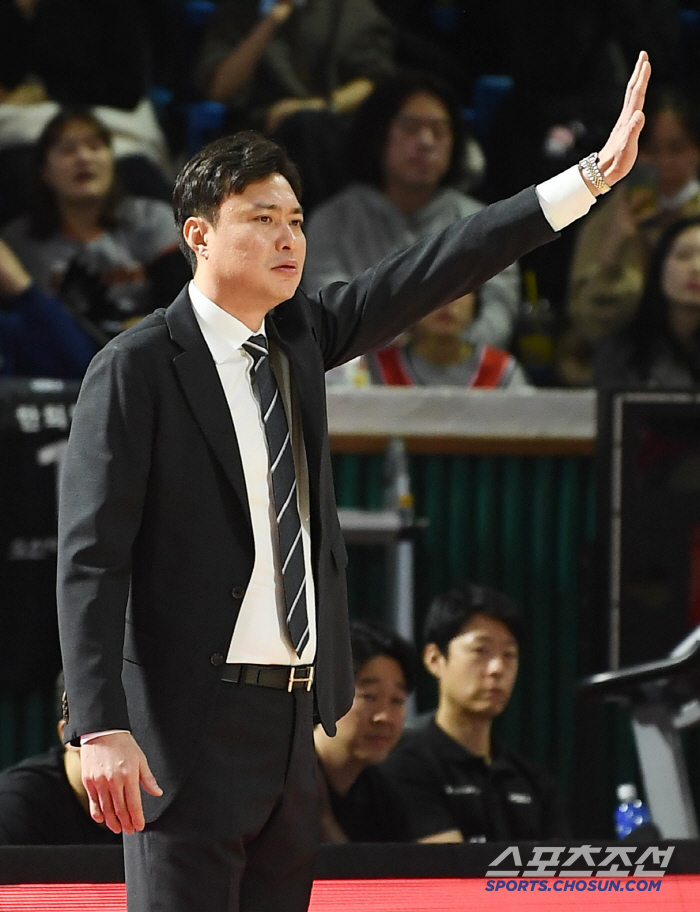 [현장인터뷰] 송영진 감독 "전반에 공격리바운드 너무 빼앗겼다"