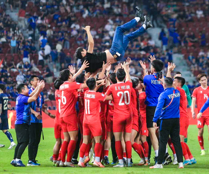 '춤신'식사마 우승 자축 힙합댄스에 베트남이 '들썩들썩'…동남아축구 정상…