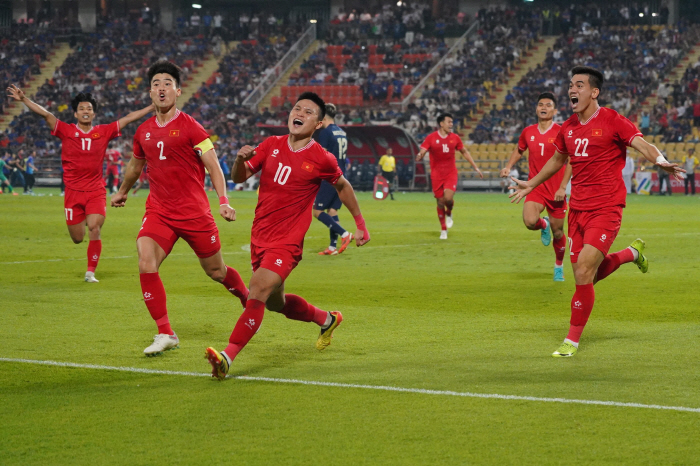 '춤신'식사마 우승 자축 힙합댄스에 베트남이 '들썩들썩'…동남아축구 정상…