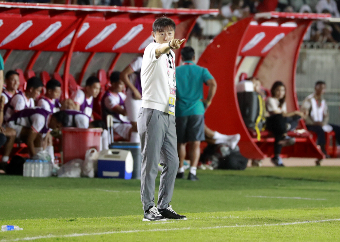 사우디 꺾은지 49일만에 '경질'된 인니 영웅…토히르 "신중히 결정, 신…