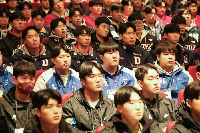 "사랑받는 프로가 되길" KBO 새내기들에게 전한 레전드의 '진심'…19…