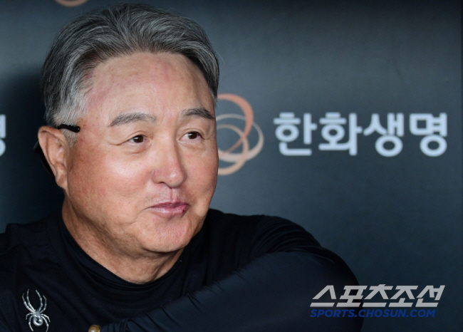 "프로의 벽? 아직은 자신감 가득" 두려움 없는 156㎞ 신인, 64세 …