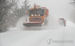 제주 산지에 시간당 3∼5㎝ 눈…일부 운행통제