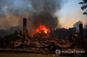 트럼프, LA산불에 민주당 주지사 책임론…