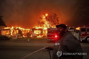 美LA에 대형 산불 4건 동시발생 '비상'…2명 사망·수만명 대피