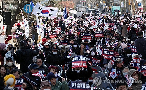 尹 탄핵심판 두번째 출석…헌재 몰려든 지지자들 대통령 석방